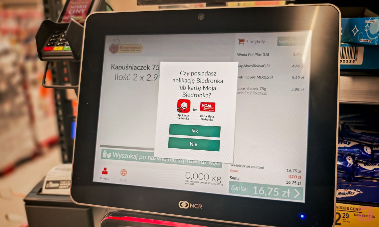 Ukryty przycisk w Biedronce może oszczędzać pieniądze. Znasz go?
