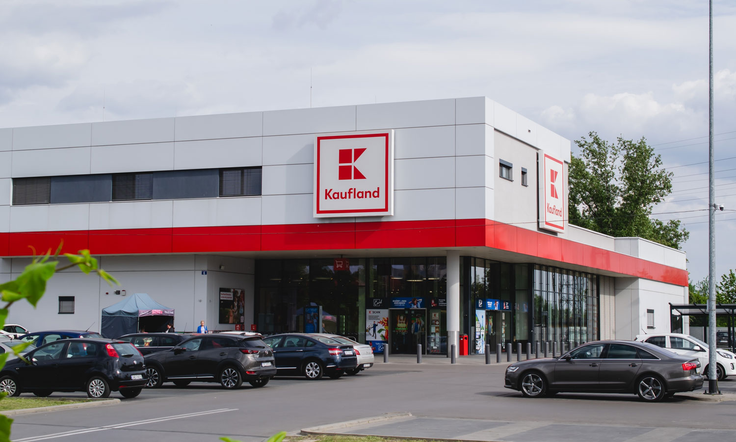 Koniec z parkowaniem po staremu. Kolejna sieć zmienia zasady