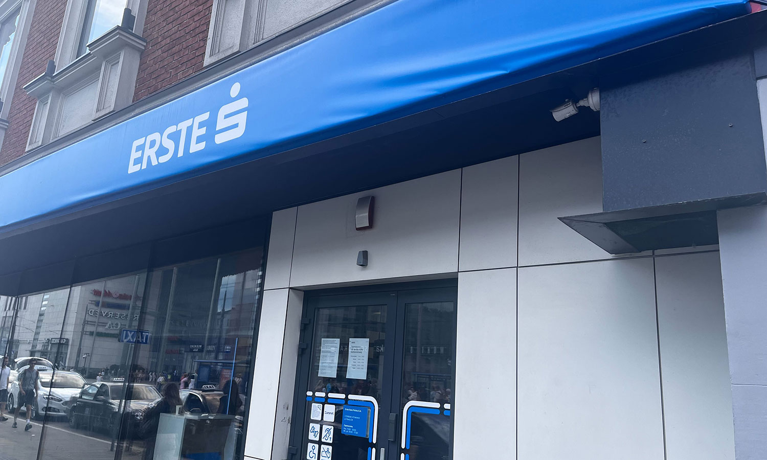 Erste Bank z pilnym komunikatem. Lepiej to wiedzieć przed weekendem