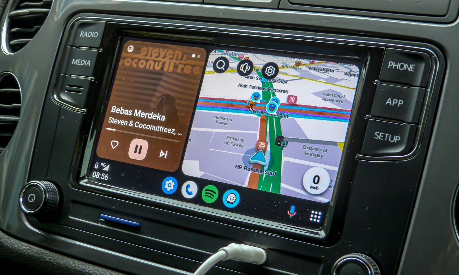 Android Auto sam włączał i irytował kierowców. Google naprawił