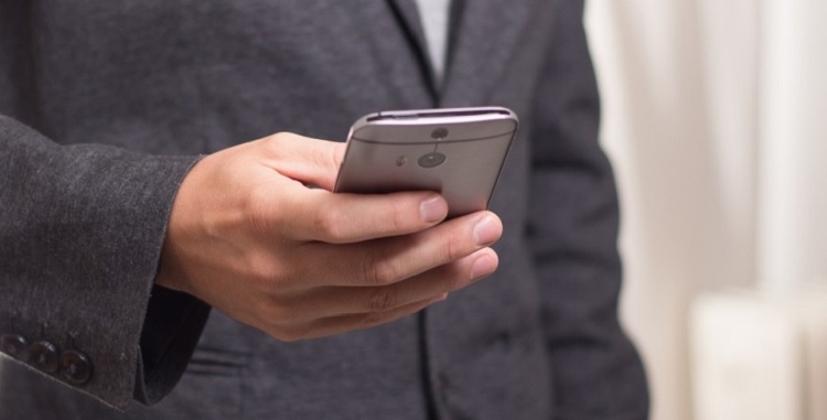 Telefonia stacjonarna umiera, prepaid nie jest popularny, a za komórkę płacimy 50 zł miesięcznie. Raport konsumencki UKE za 2018 rok