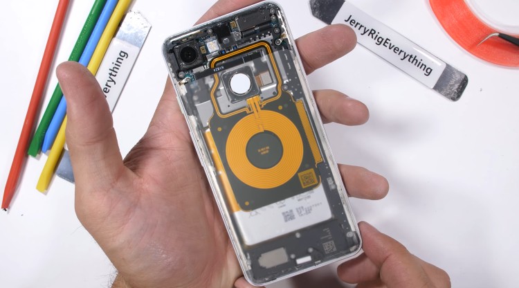 JerryRigEverything odpowiada, który smartfon 2018 jest najbardziej wytrzymały, a który najmniej