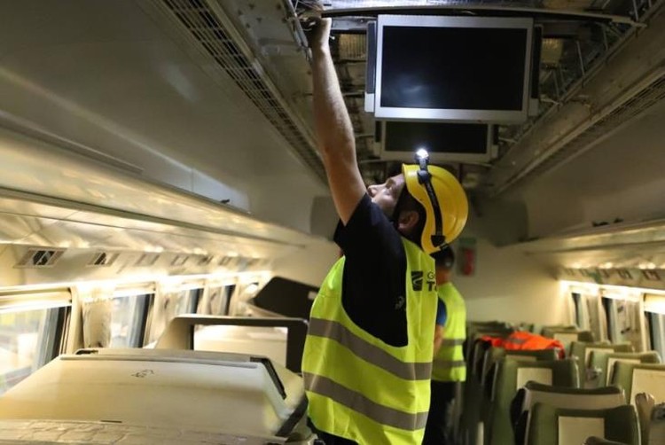 Doczekaliśmy się: ruszył montaż instalacji internetowej w pociągach Pendolino