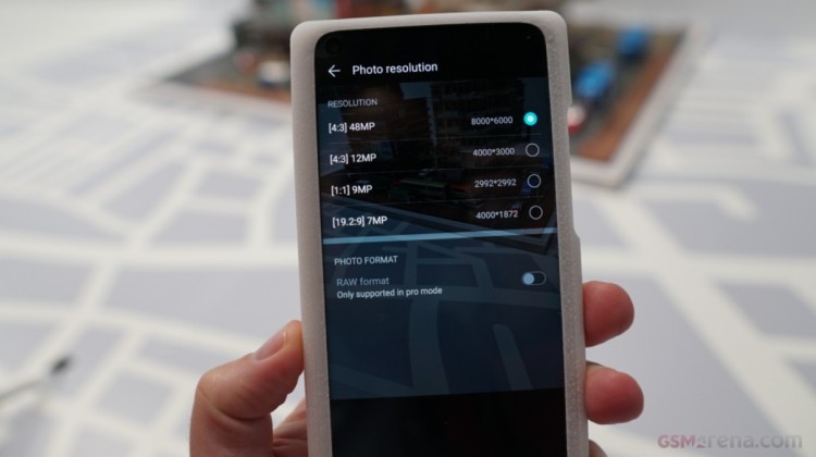 Honor View 20 - pierwszy smartfon chińskiej marki z aparatem zintegrowanym z wyświetlaczem