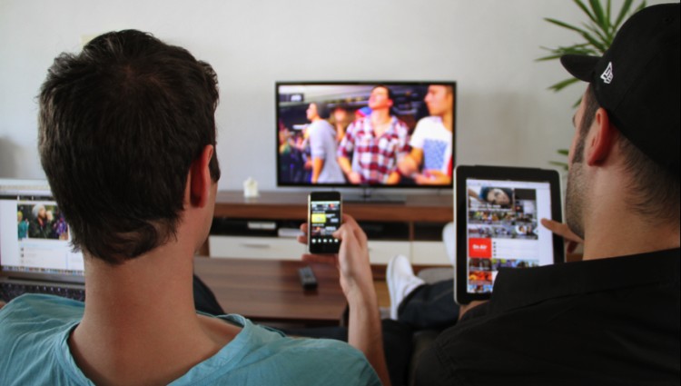 Telefonia stacjonarna umiera, prepaid nie jest popularny, a za komórkę płacimy 50 zł miesięcznie. Raport konsumencki UKE za 2018 rok