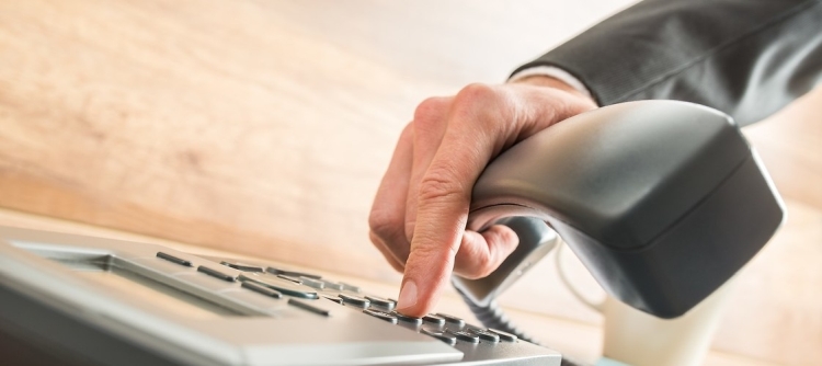 Telefonia stacjonarna umiera, prepaid nie jest popularny, a za komórkę płacimy 50 zł miesięcznie. Raport konsumencki UKE za 2018 rok