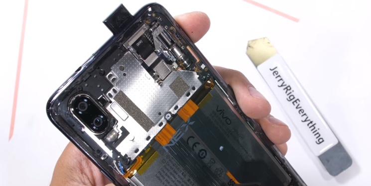 JerryRigEverything odpowiada, który smartfon 2018 jest najbardziej wytrzymały, a który najmniej