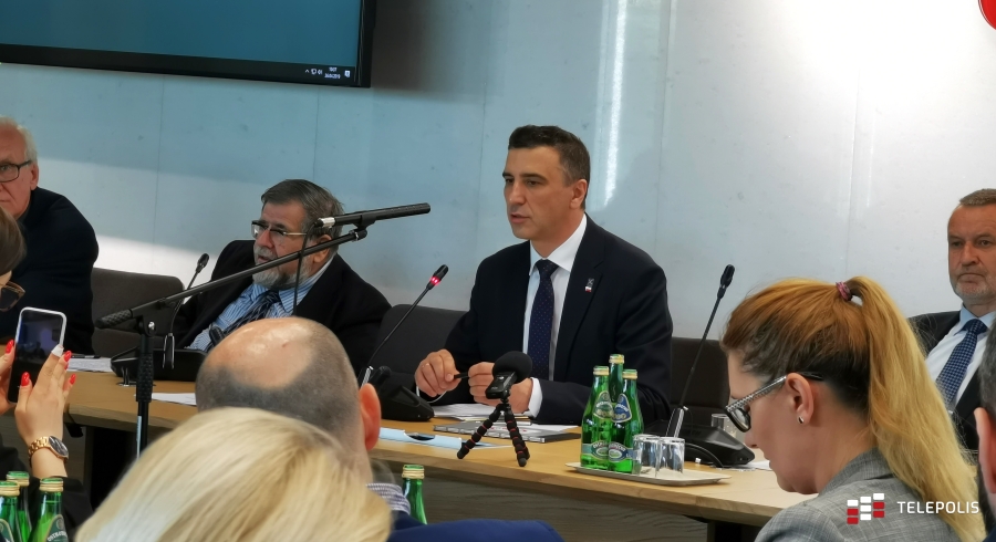 Protest przeciwko sieci 5G w Polsce był smutny. Teorie o szkodliwym PEM wybrzmiały w sejmie