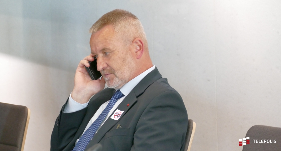 Protest przeciwko sieci 5G w Polsce był smutny. Teorie o szkodliwym PEM wybrzmiały w sejmie