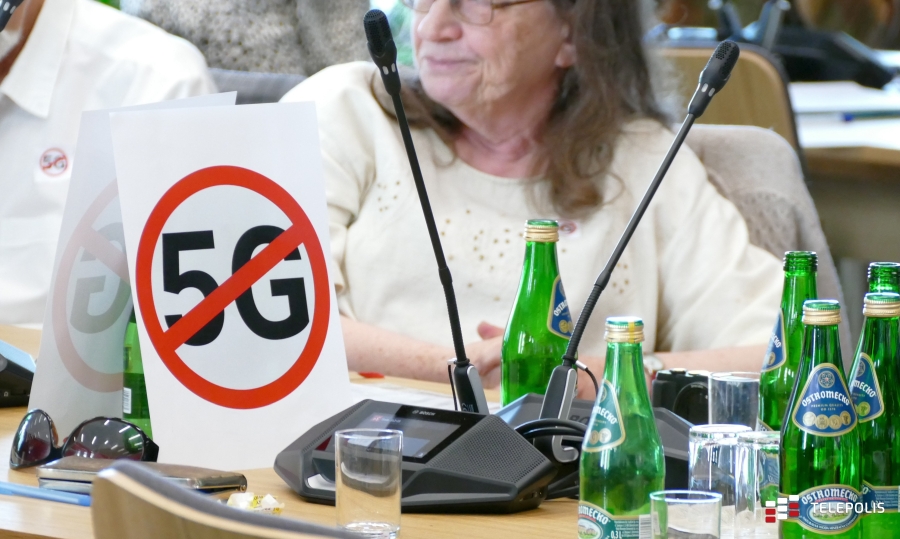 Protest przeciwko sieci 5G w Polsce był smutny. Teorie o szkodliwym PEM wybrzmiały w sejmie