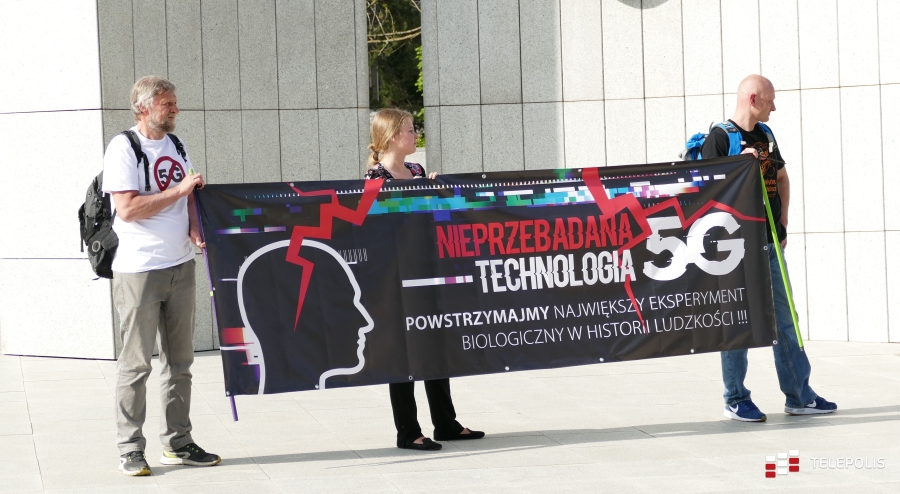 Protest przeciwko sieci 5G w Polsce był smutny. Teorie o szkodliwym PEM wybrzmiały w sejmie
