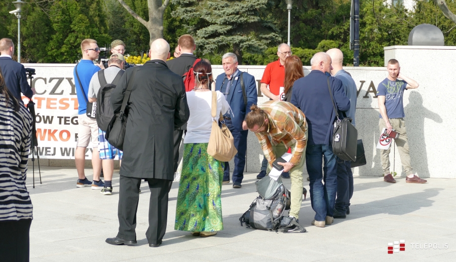 Protest przeciwko sieci 5G w Polsce był smutny. Teorie o szkodliwym PEM wybrzmiały w sejmie