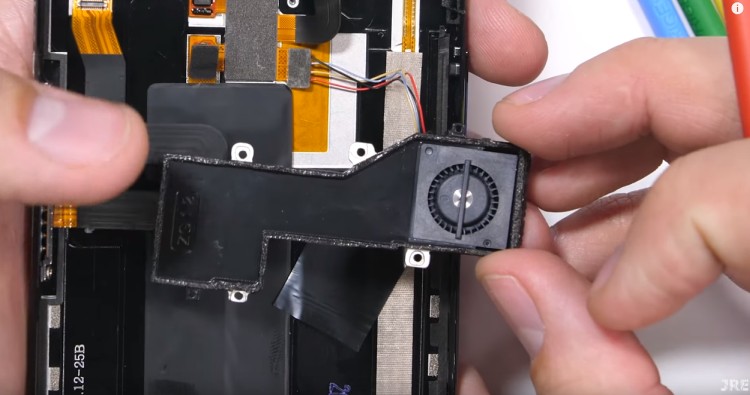 JerryRigEverything rozbiera Nubię Red Magic 3 - oto jak wygląda wentylator chłodzący wnętrze telefonu