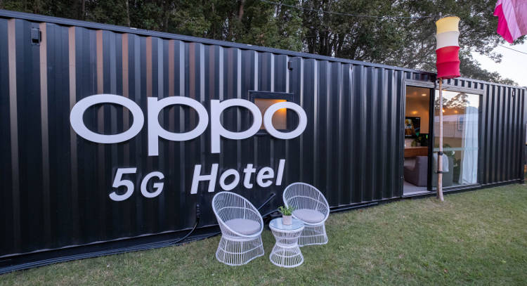 OPPO przekształciło 12-metrowy kontener w futurystyczny hotel 5G