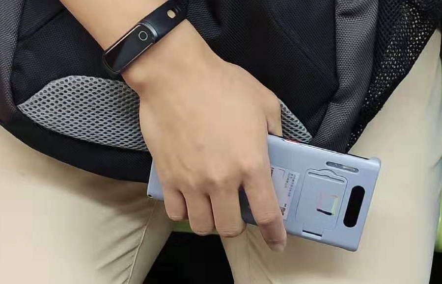 Huawei Mate 30 Pro na kolejnych zdjęciach. Pokrowce potwierdzają okrągły aparat