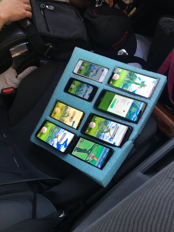 A w Pokemon GO gram tak... na ośmiu telefonach
