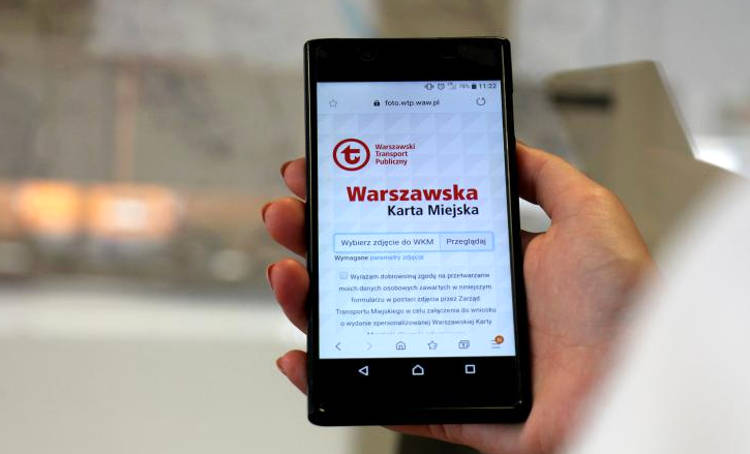Selfie na poważnie: dzięki takiemu zdjęciu wyrobisz Warszawską Kartę Miejską