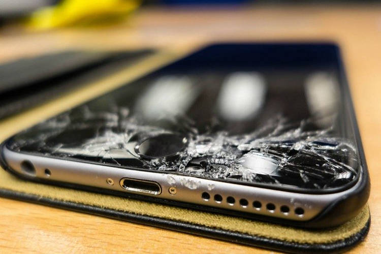 Jak rosną koszta wymiany ekranu w iPhone'ach? Jest drogo, coraz drożej...
