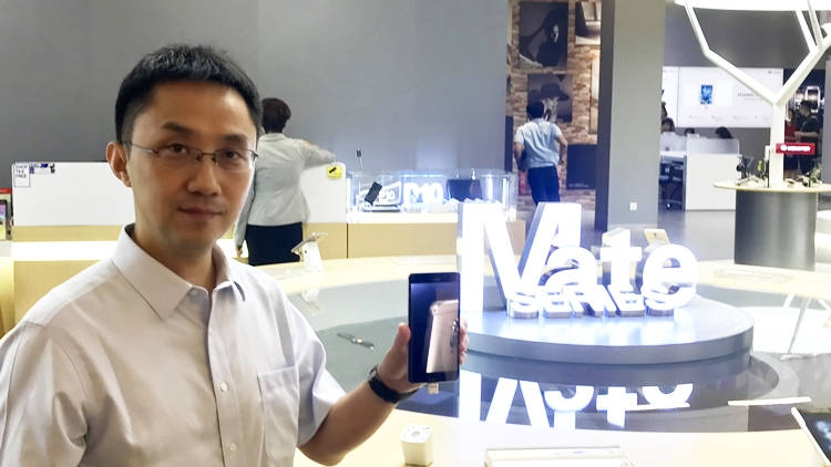 Pajacyki: Bruce Lee i tajemniczy krąg Huawei