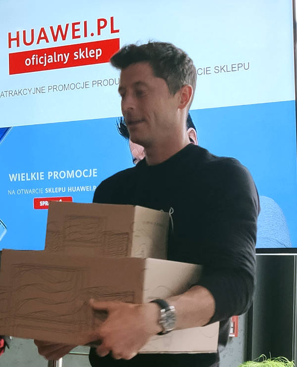 Huawei otwiera sklep internetowy. Robert Lewandowski już zrobił w nim zakupy