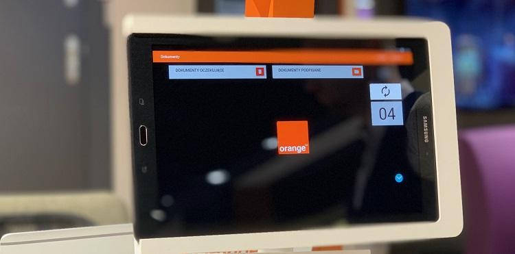 Orange: umowa na tablecie już w każdym salonie operatora. Udało się zaoszczędzić  ponad 2 mln kartek