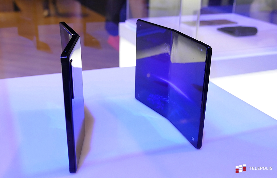 TCL pokazuje smartfon z ekranem składanym w dwóch miejscach