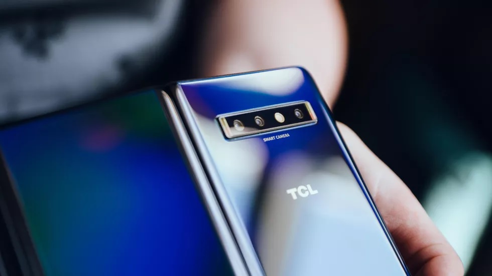 TCL pokazuje smartfon z ekranem składanym w dwóch miejscach