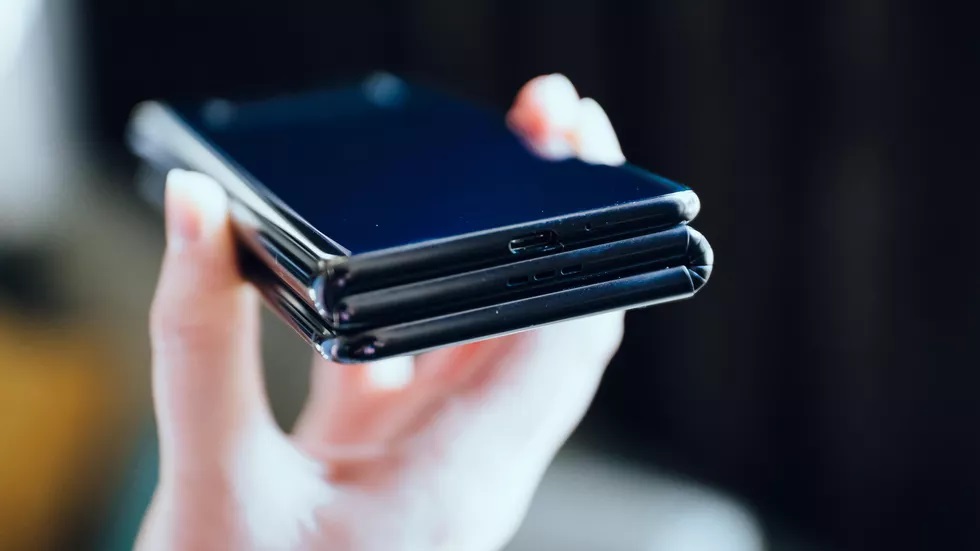 TCL pokazuje smartfon z ekranem składanym w dwóch miejscach