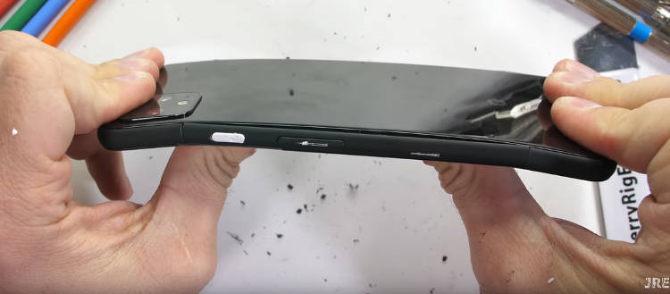Google Pixel 4 XL jest słaby i pęka. Ma wadę konstrukcyjną