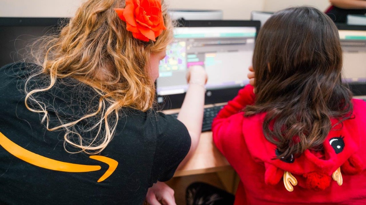 Godzina Kodowania: 2500 małych programistów uczy się pod okiem ekspertów Amazonu