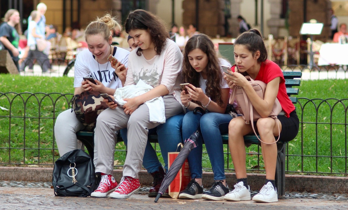 Polska młodzież w wieku 14-18 lat częściej korzysta ze smartfonów niż ich rówieśnicy z innych krajów
