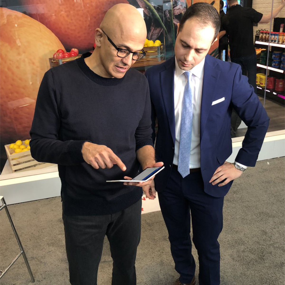 Microsoft Surface Duo na zdjęciach. Satya Nadella już go używa