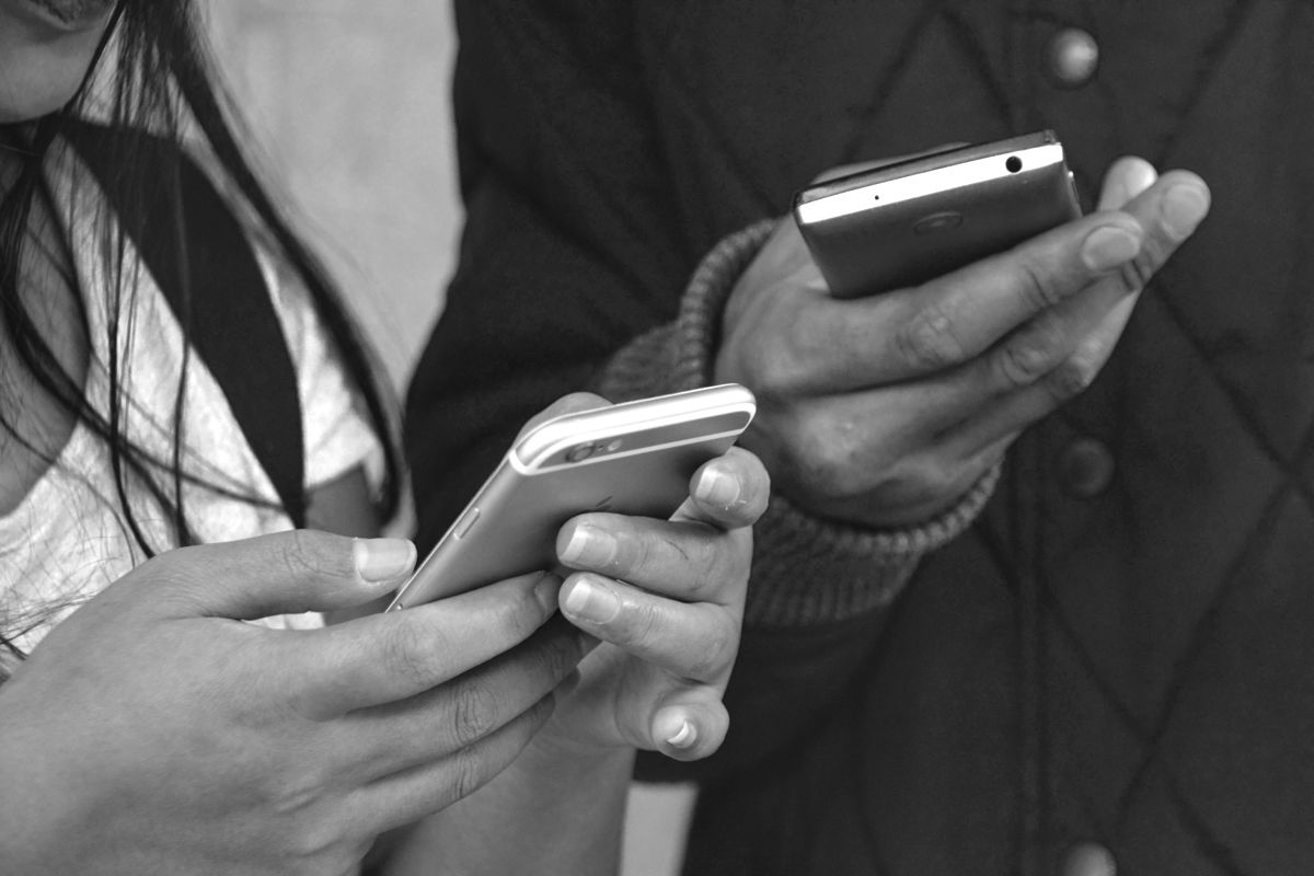 Polak nie wypuszcza smartfona z rąk, 82 proc. śpi z telefonem