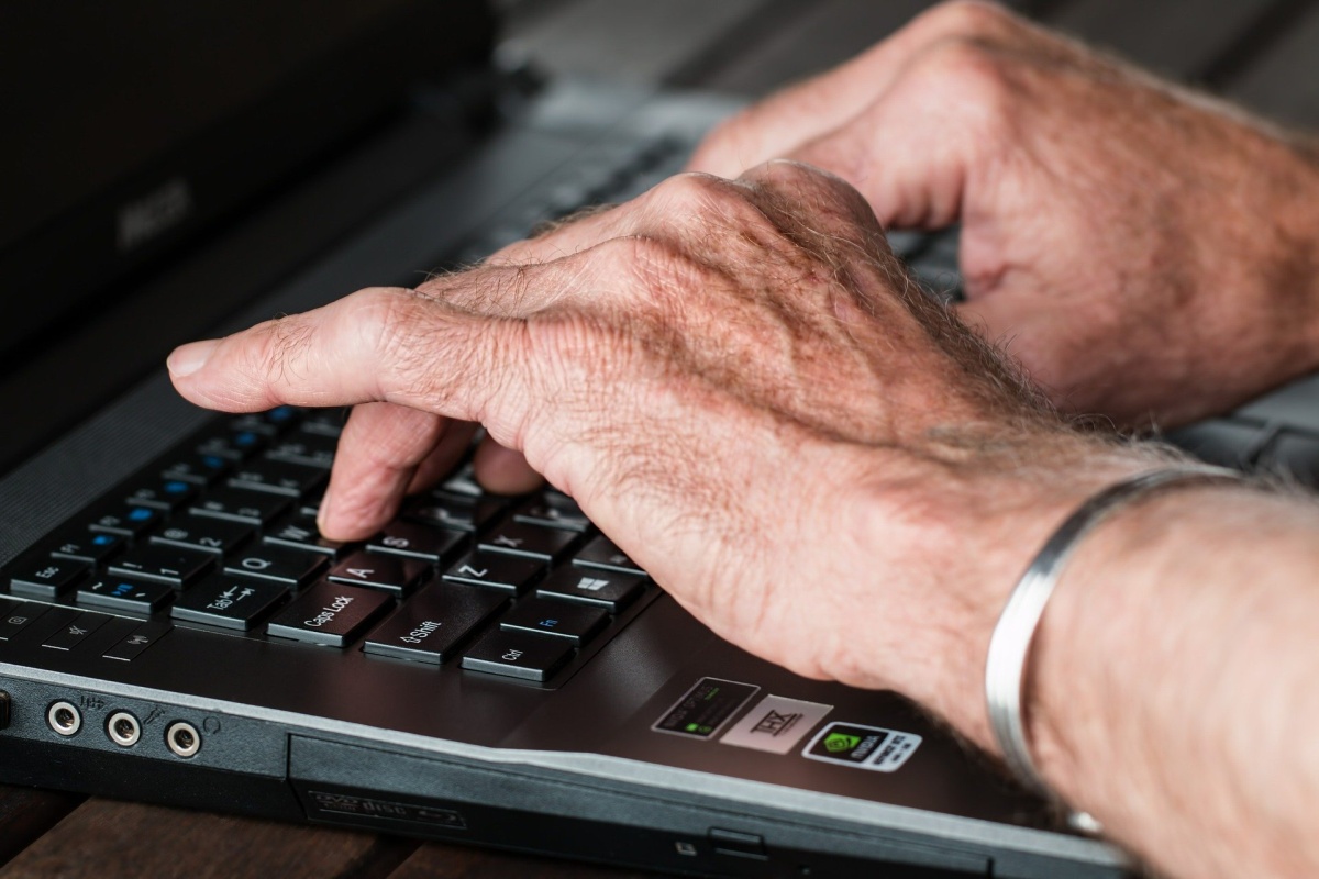 Seniorzy stawiają osobisty kontakt z bankiem ponad bankowość internetową