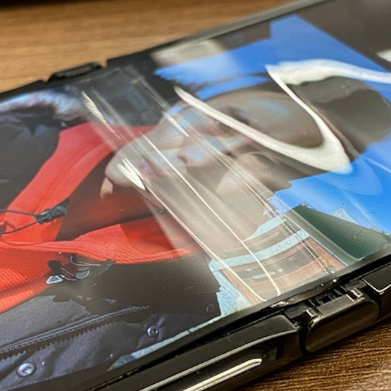 Motorola RAZR – ekran się rozwarstwia, powstają bąble...