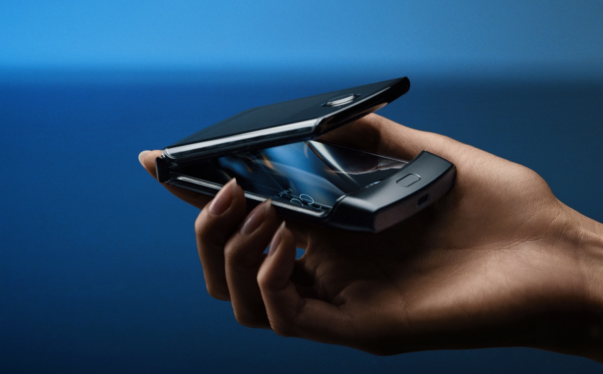 Motorola RAZR pęka po roku? 27 groszy za jedno otwarcie telefonu