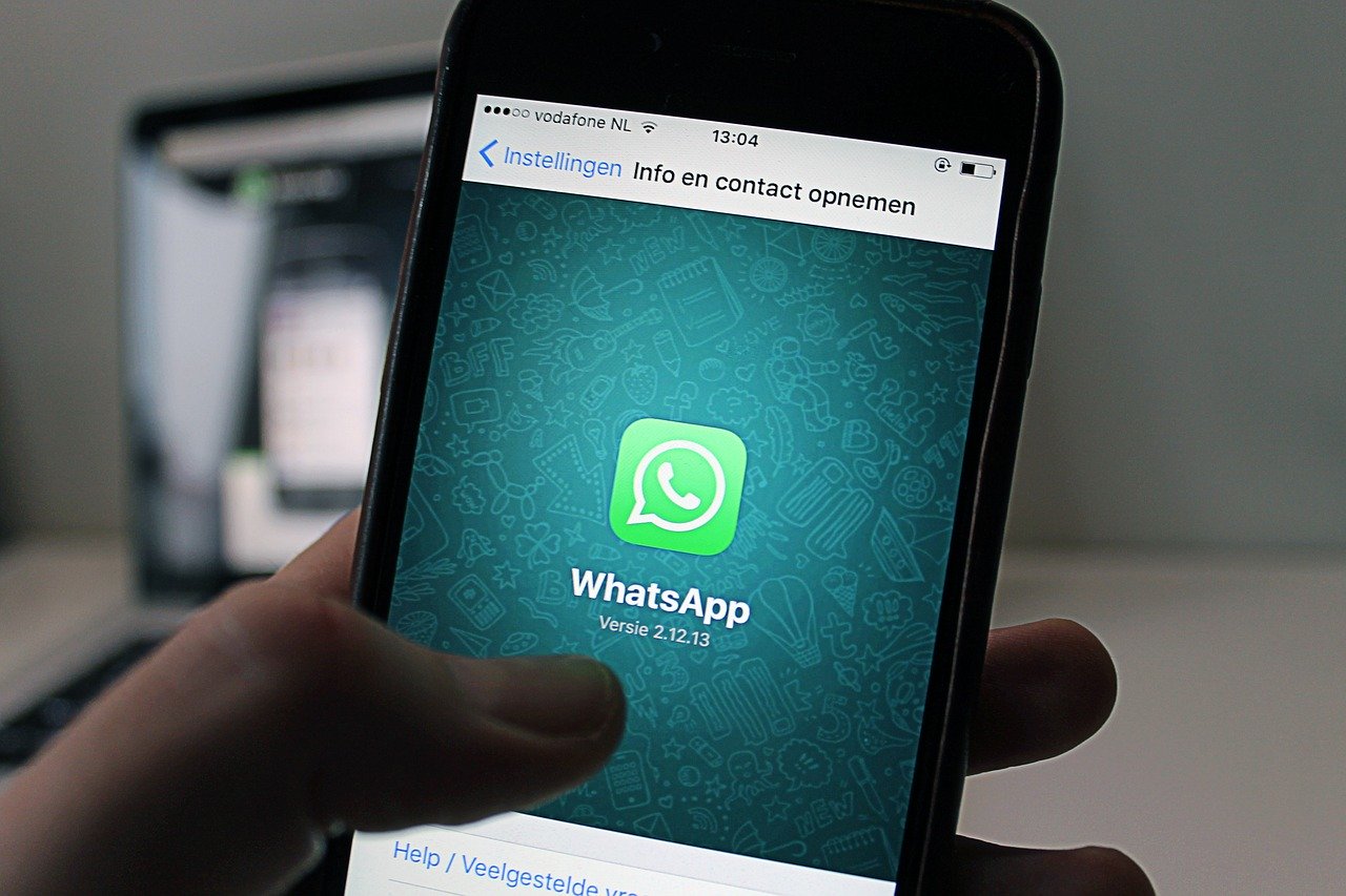 Masz WhatsApp? Nieznajomi mogli podglądać Twoje pliki!
