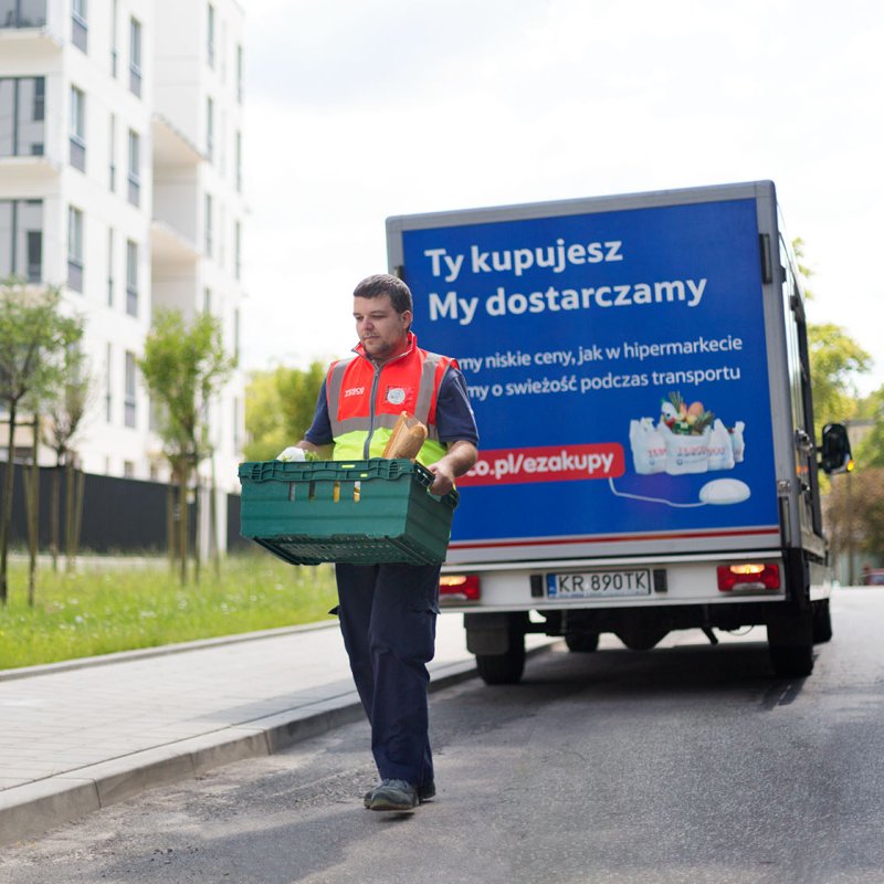 Tesco zmienia zasady robienia zakupów przez internet, ogranicza kontakt z kurierami