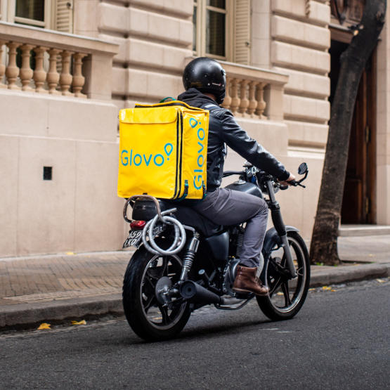 Glovo i Carrefour obiecują, że dowiozą zakupy w mniej niż godzinę