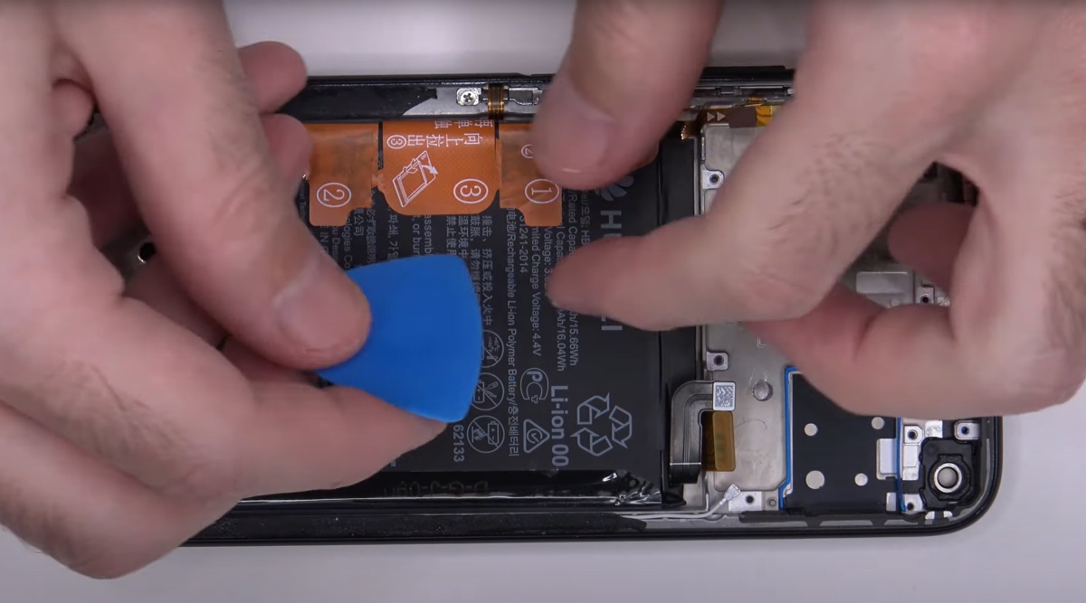 Huawei P40 Lite rozłożony na części - nie jest to bardzo trudne