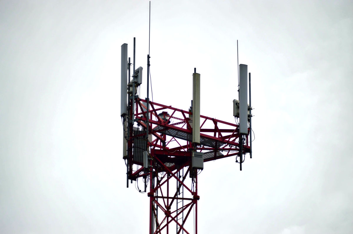 Nadchodzi masowe palenie nadajników 5G w USA. Jakby kraj miał za mało problemów…