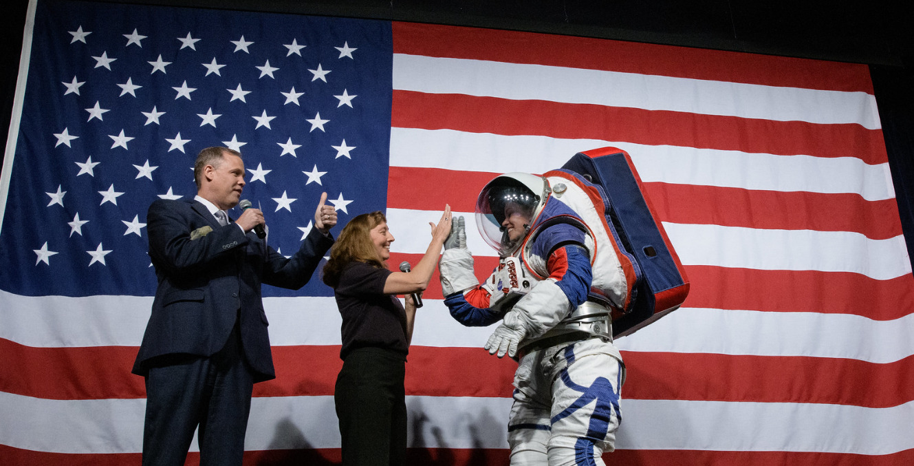 NASA zdradza: nowe kombinezony kosmonautów będą wspomagane przez SI