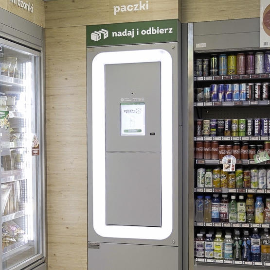 Żabka chce być jak InPost i testuje automat do obsługi paczek. Pomaga jej w tym robot kartezjański