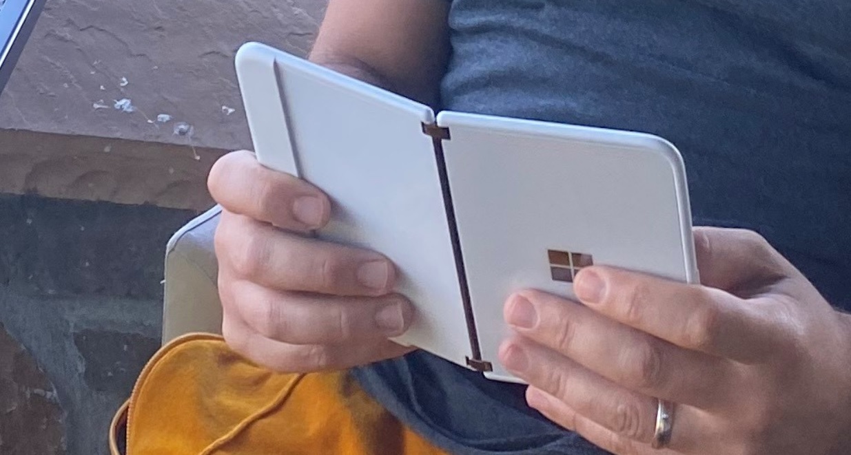 Surface Duo - bliższe spojrzenie na specyfikację. Wejścia słuchawkowego nie będzie.