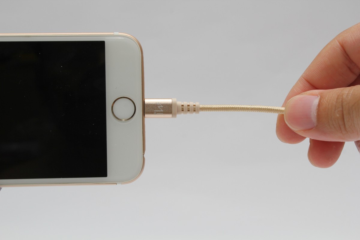 Czy iPhone 12 powinien być sprzedawany z ładowarką? Apple bada sprawę