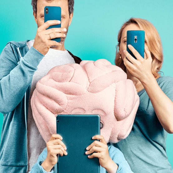 Orange: Zadbaj o dziecięcy mózg! Ekrany smartfonów szkodzą...