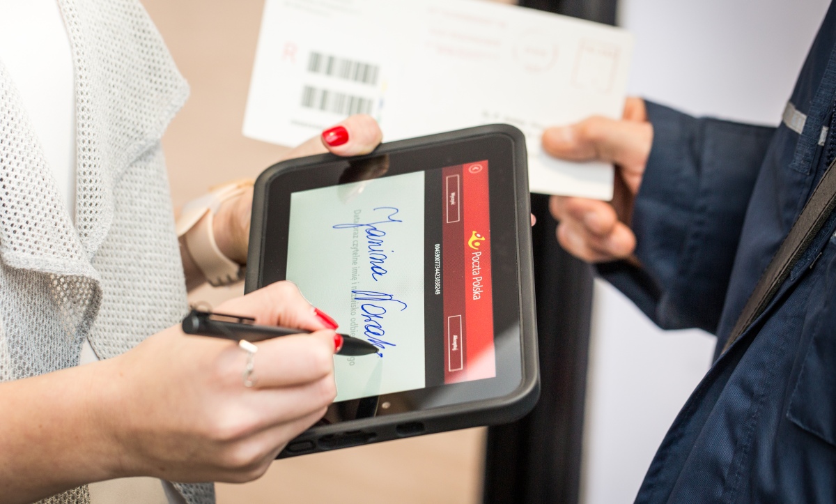 Orange współpracuje z Pocztą Polską przy wyposażaniu listonoszy w nowe tablety