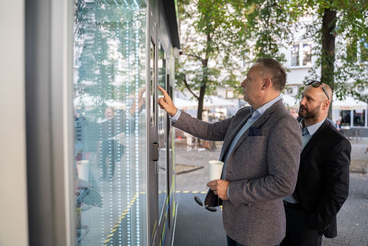 Innowacyjny kiosk RUCH-u w Warszawie - sprzedawca niepotrzebny