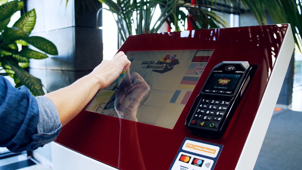Mastercard i Caritas uruchamiają datkomaty w dziesięciu lokalizacjach w całej Polsce