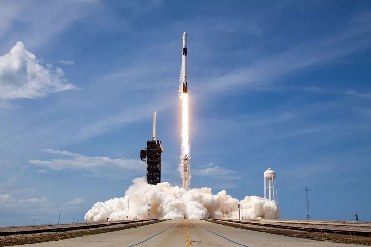 SpaceX wymienia dwa silniki w rakiecie Falcon 9